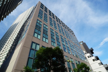 (Exterior view of the building of Clinic Tokyo Toranomon COR) It is a 3-minute walk from Kamiyacho Station.
