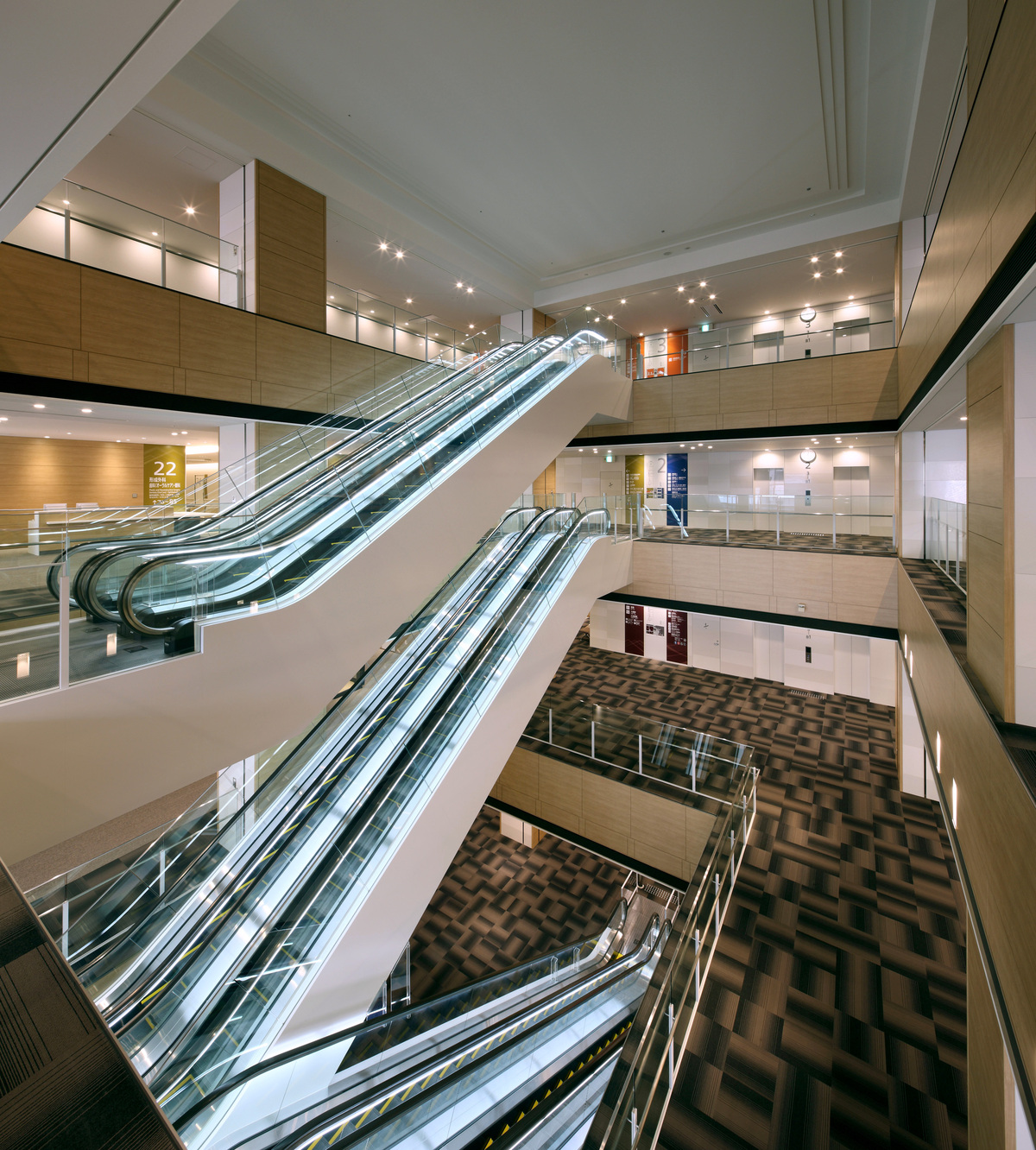 Atrium, Escalator